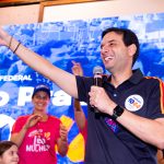Leo Prates vota acompanhado da família e encerra campanha pela reeleição neste domingo